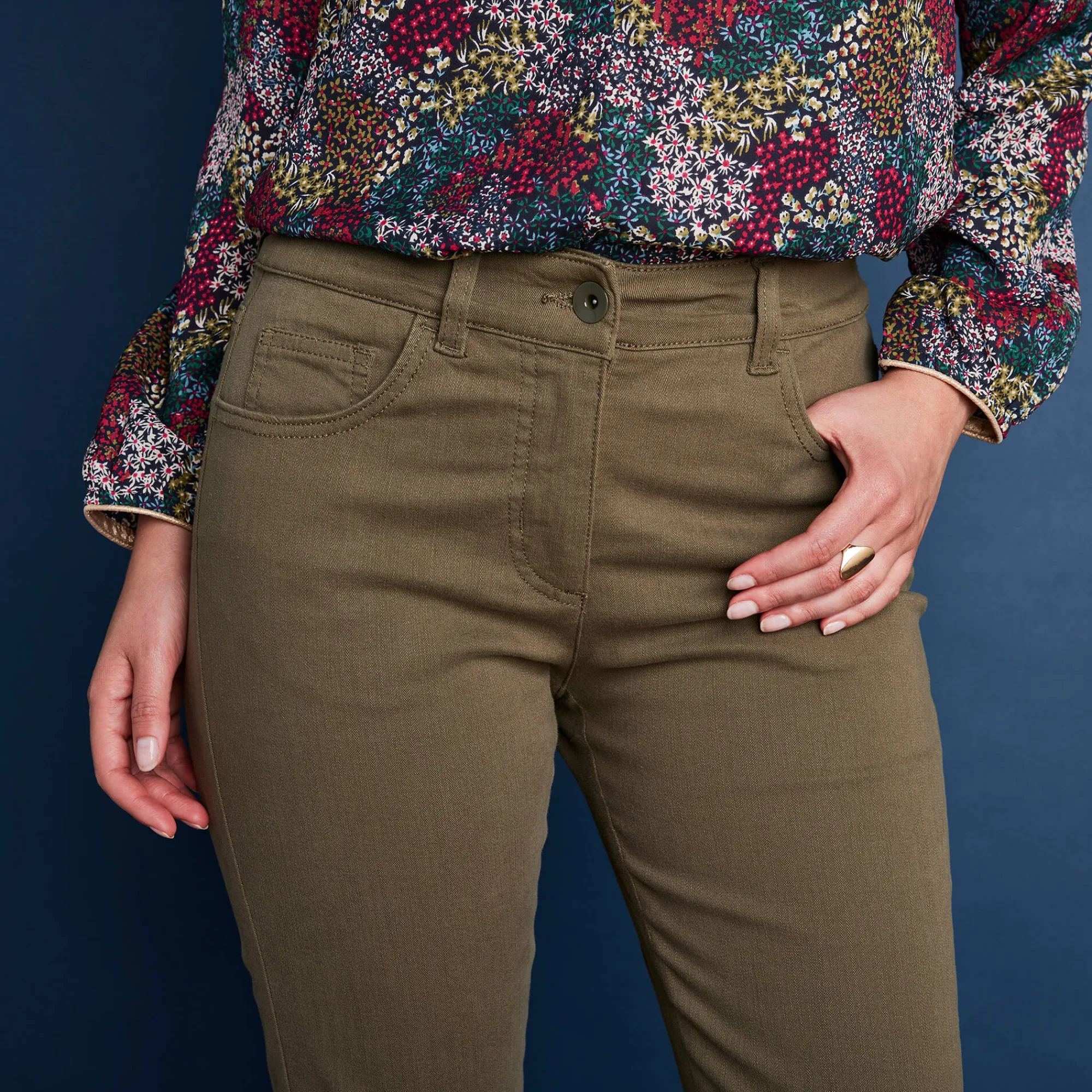 Broek<Colors&Co Afslankende broek, binnenpijplengte 78 cm olijfgroen