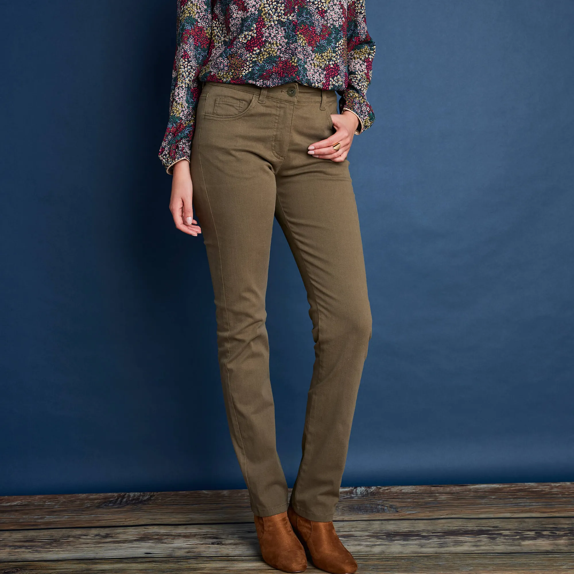 Broek<Colors&Co Afslankende broek, binnenpijplengte 78 cm olijfgroen