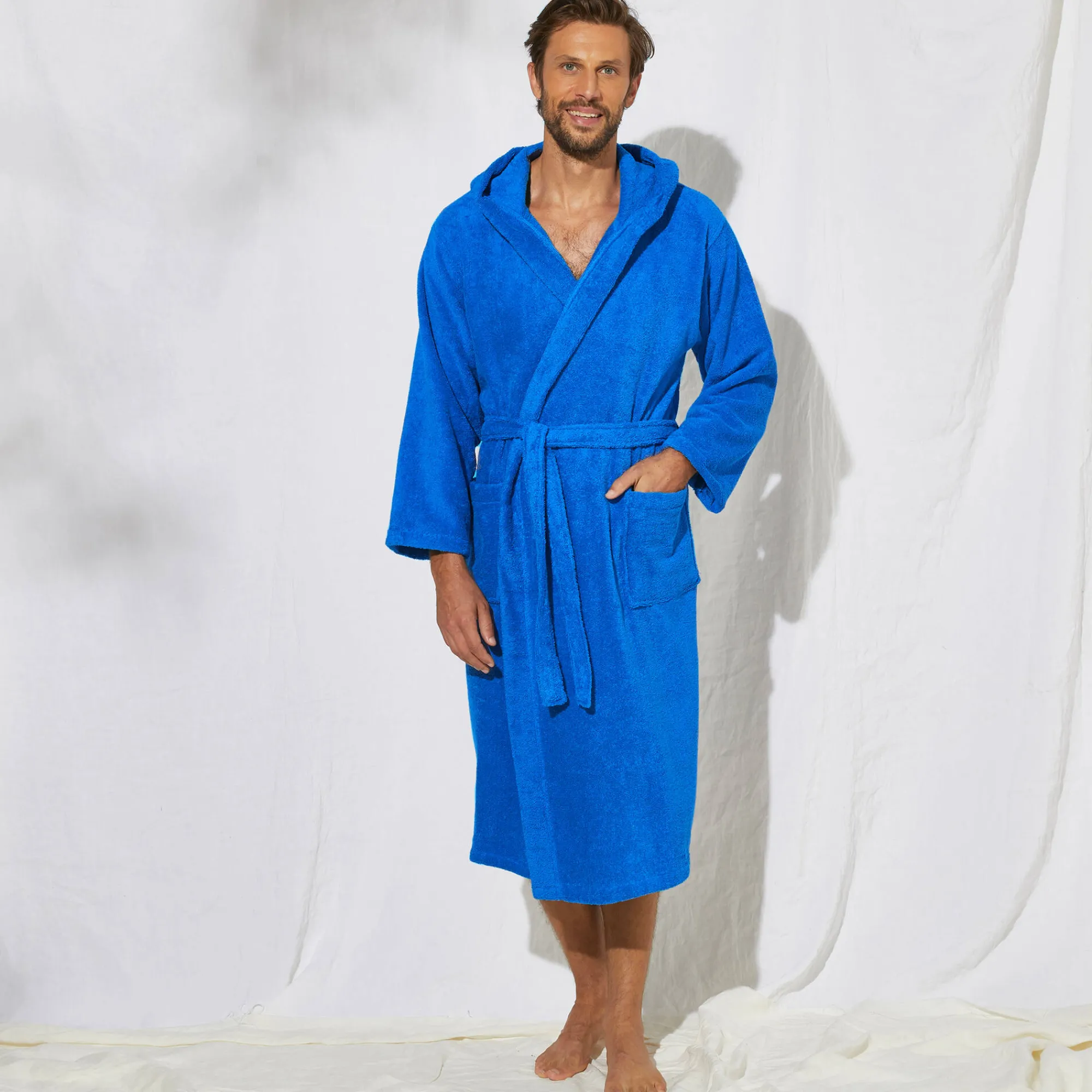 Badjas<Colombine Badjas in lusjesbadstof, kraag met kap, unisex volwassenen felblauw
