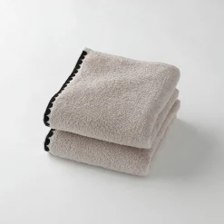 Badhanddoek<Blancheporte Badstof, afgewerkt met fantasieborduursel - 420g/m2 zandkleur