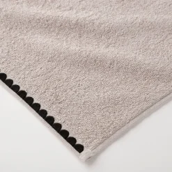 Badhanddoek<Blancheporte Badstof, afgewerkt met fantasieborduursel - 420g/m2 zandkleur