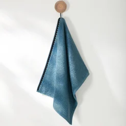 Badhanddoek<Blancheporte Badstof, afgewerkt met fantasieborduursel - 420g/m2 jeansblauw