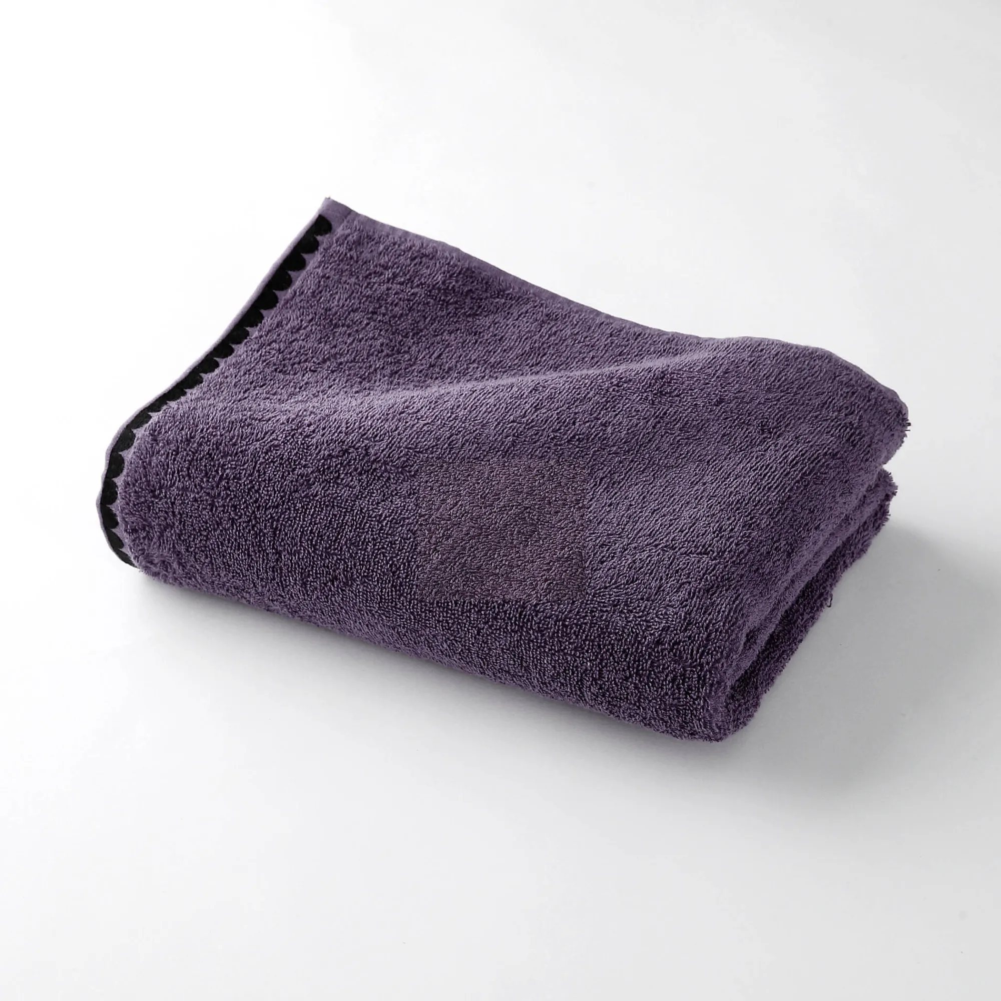Badhanddoek<Blancheporte Badstof, afgewerkt met fantasieborduursel - 420g/m2 aubergine