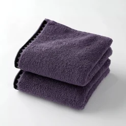 Badhanddoek<Blancheporte Badstof, afgewerkt met fantasieborduursel - 420g/m2 aubergine