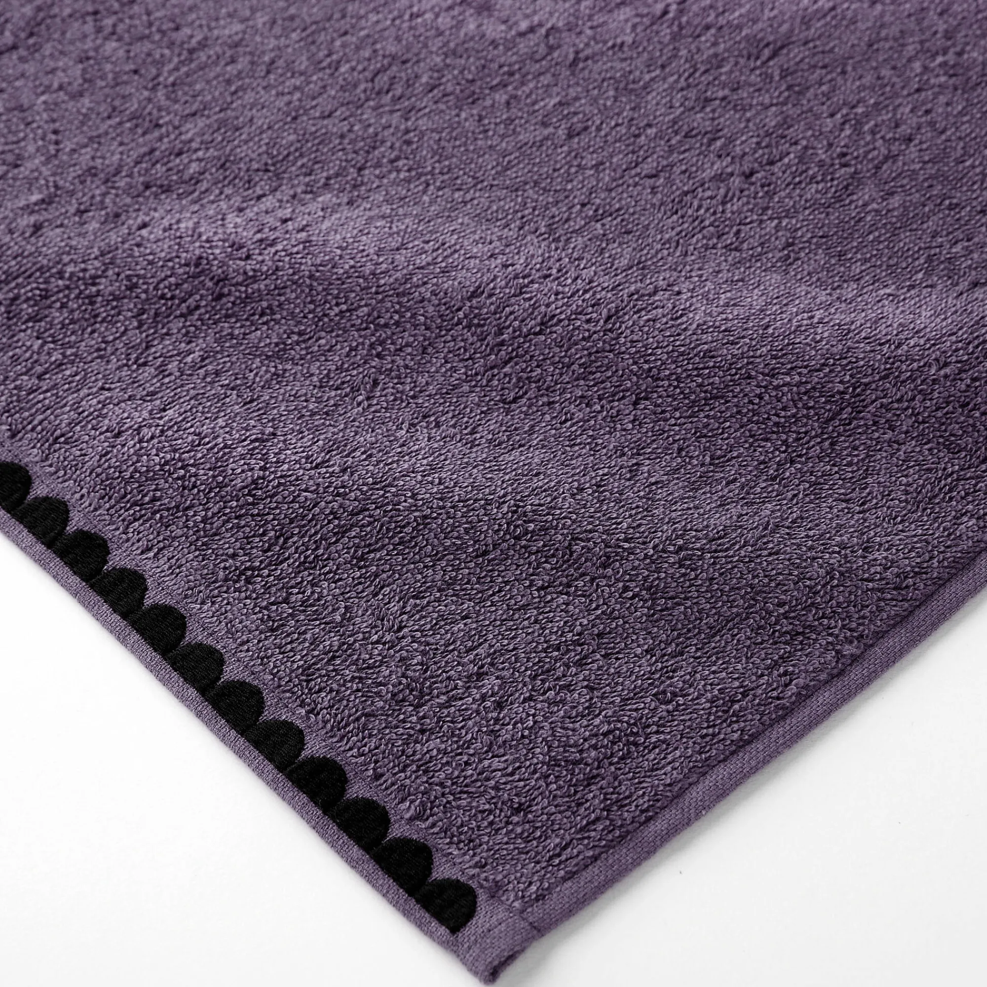 Badhanddoek<Blancheporte Badstof, afgewerkt met fantasieborduursel - 420g/m2 aubergine