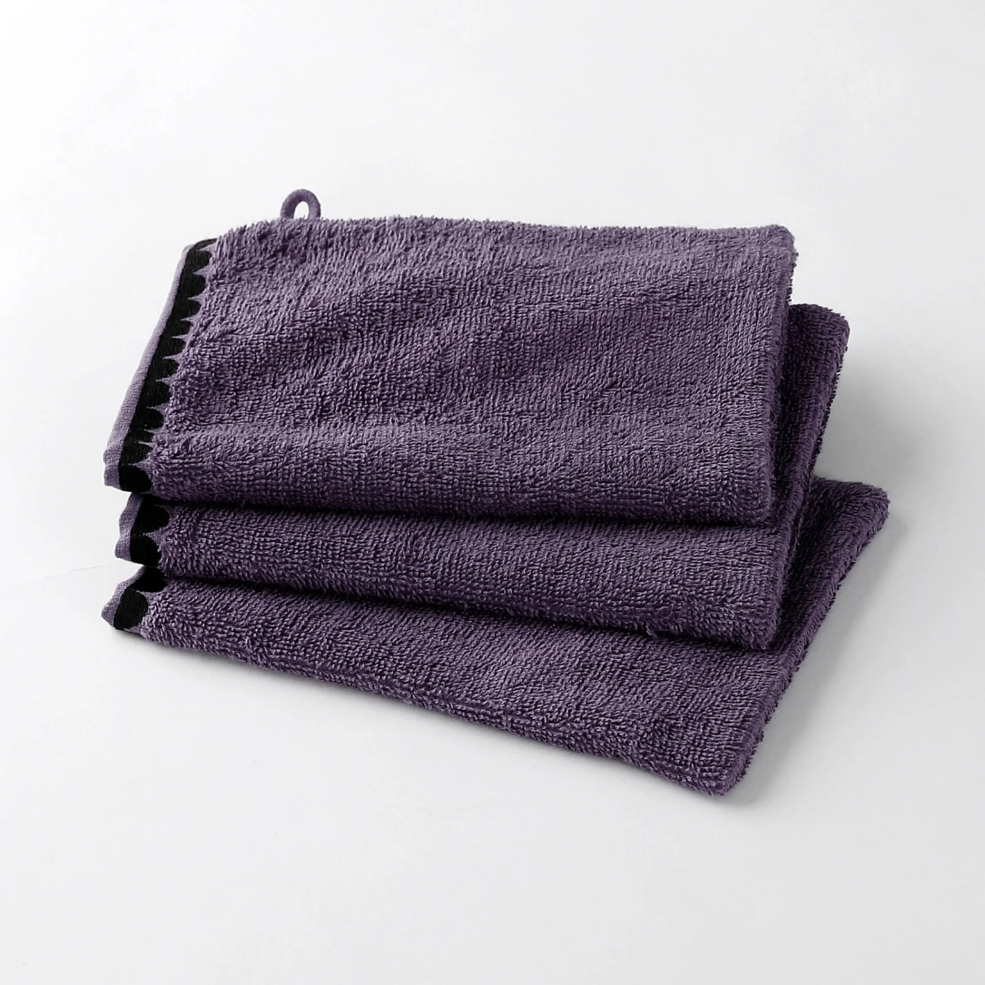 Badhanddoek<Blancheporte Badstof, afgewerkt met fantasieborduursel - 420g/m2 aubergine