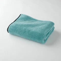 Badhanddoek<Blancheporte Badstof, afgewerkt met fantasieborduursel - 420g/m2 laguneblauw