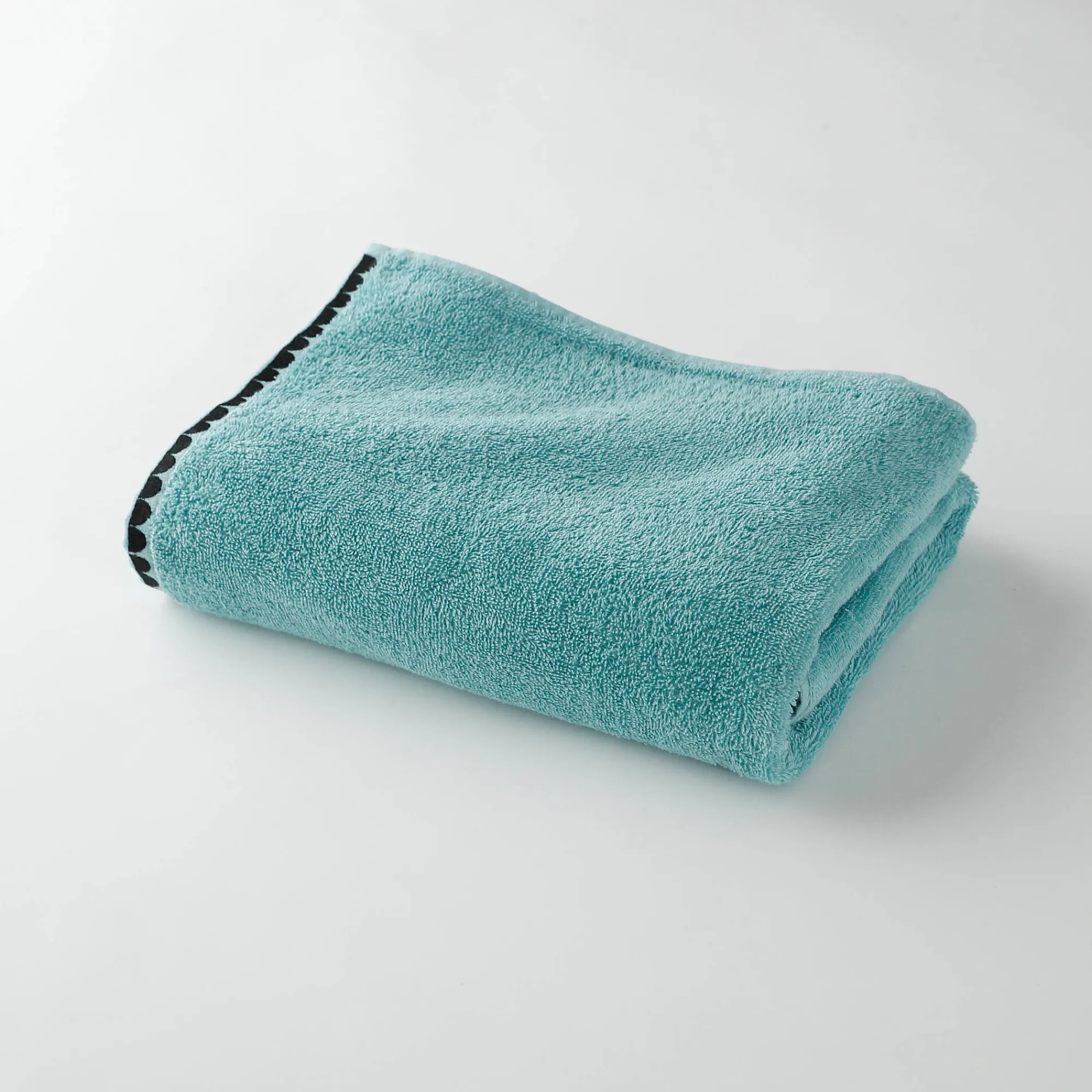 Badhanddoek<Blancheporte Badstof, afgewerkt met fantasieborduursel - 420g/m2 laguneblauw
