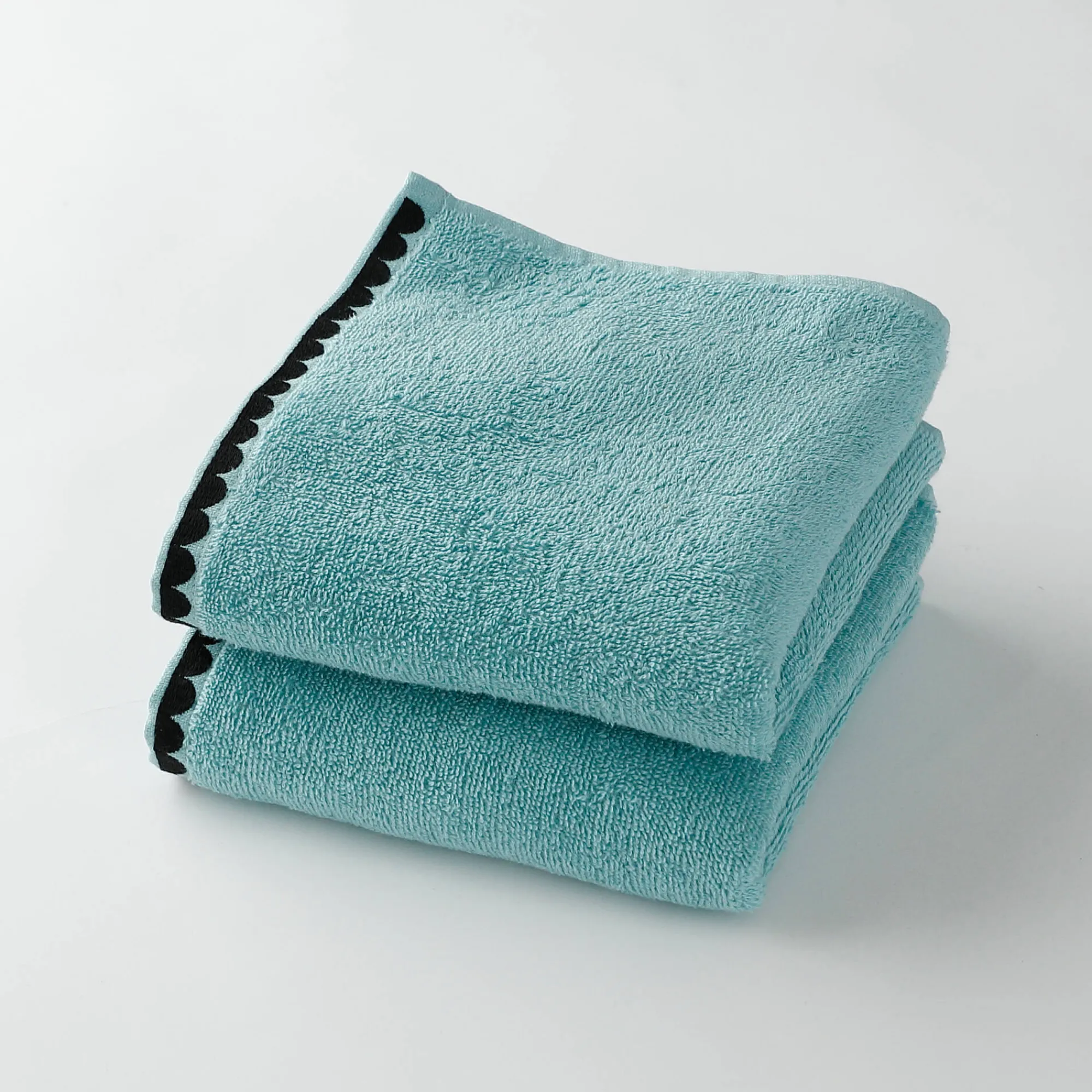 Badhanddoek<Blancheporte Badstof, afgewerkt met fantasieborduursel - 420g/m2 laguneblauw