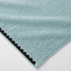 Badhanddoek<Blancheporte Badstof, afgewerkt met fantasieborduursel - 420g/m2 laguneblauw