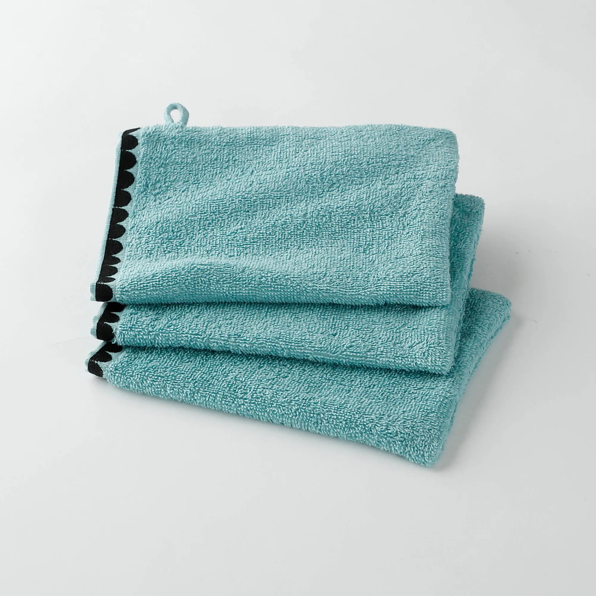 Badhanddoek<Blancheporte Badstof, afgewerkt met fantasieborduursel - 420g/m2 laguneblauw