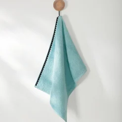Badhanddoek<Blancheporte Badstof, afgewerkt met fantasieborduursel - 420g/m2 laguneblauw
