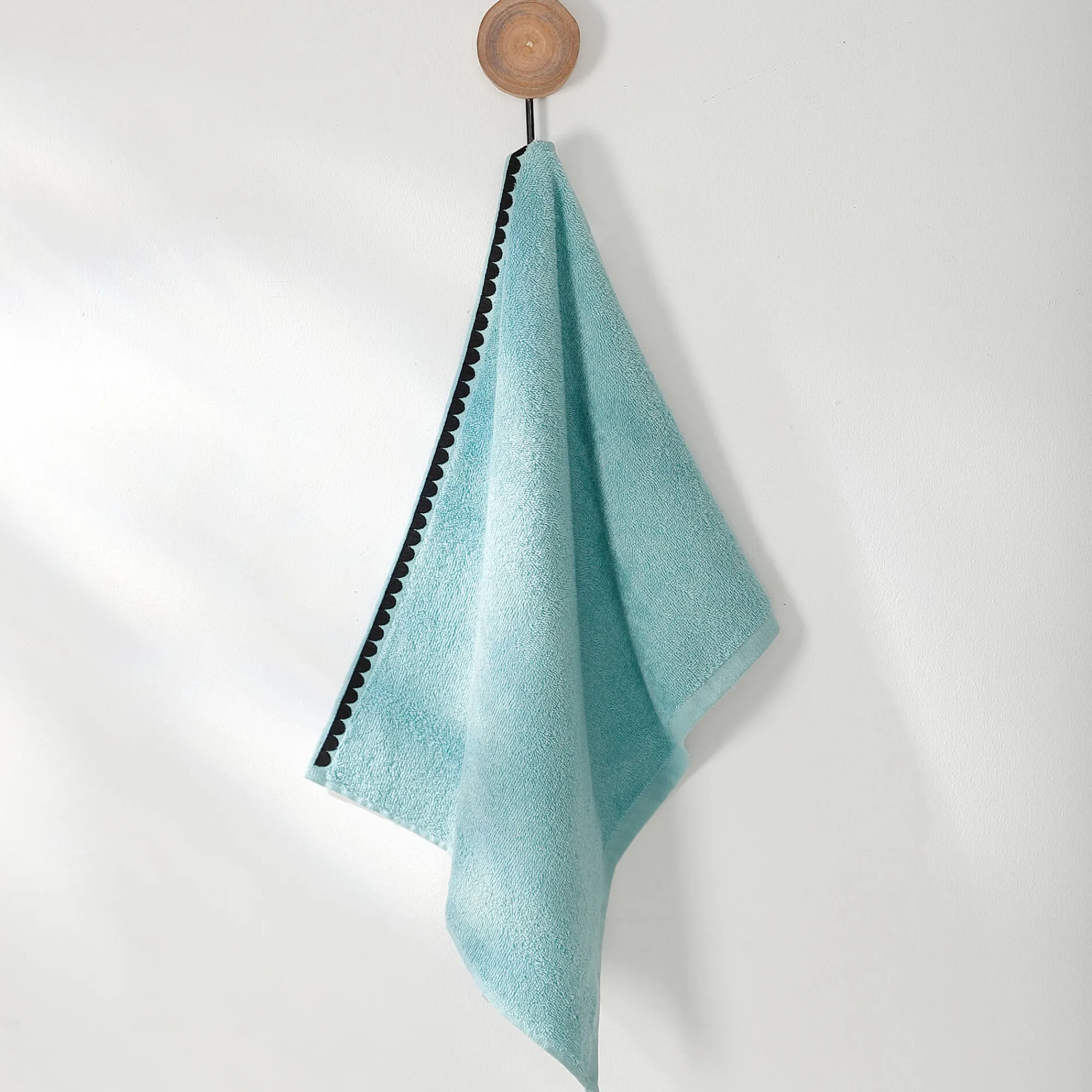 Badhanddoek<Blancheporte Badstof, afgewerkt met fantasieborduursel - 420g/m2 laguneblauw