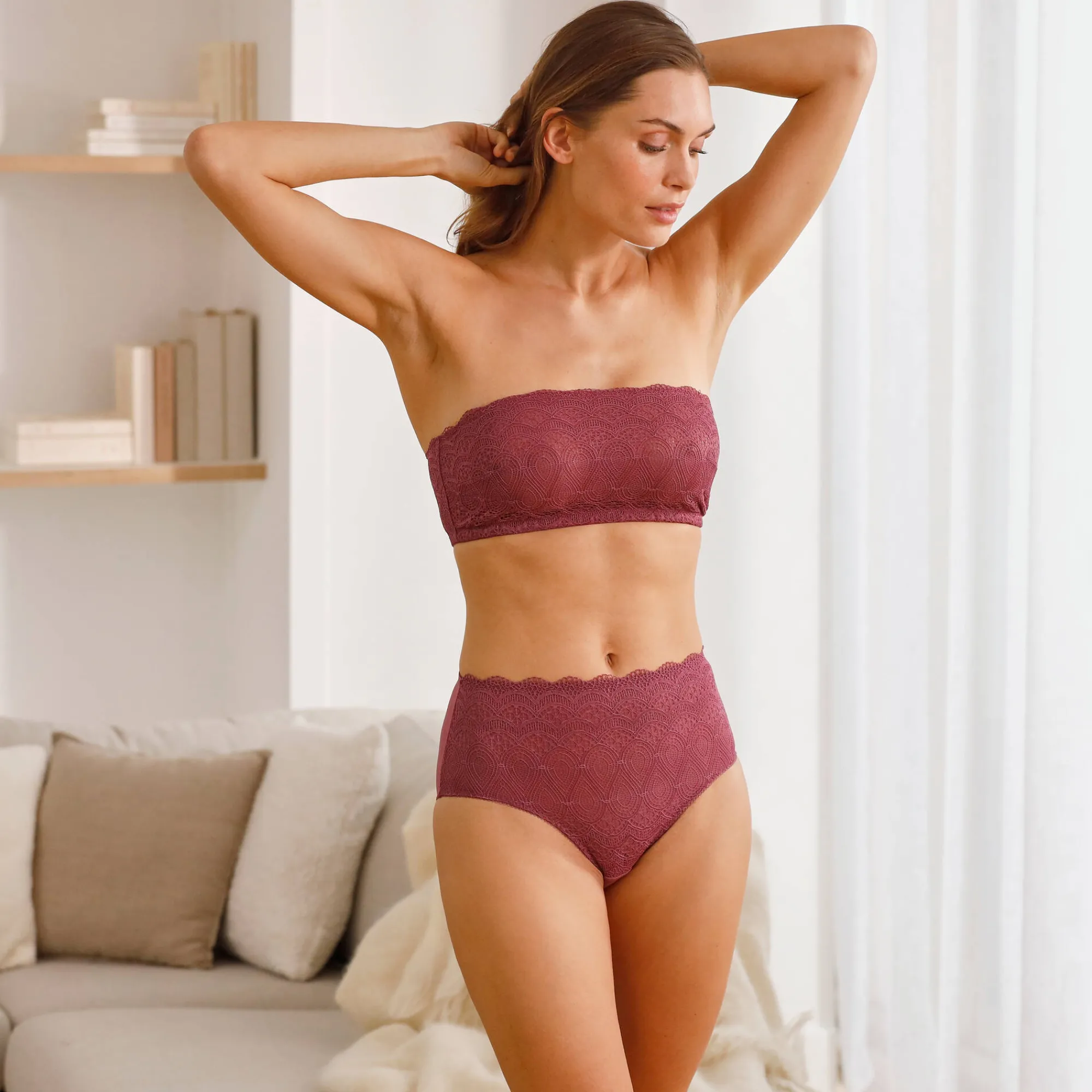 Beha<Confidence Lingerie Bandeaubeha in rekbare kant Orellana - verborgen beugels pruim