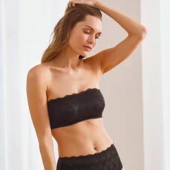 Feestelijke Lingerie|Beha<Confidence Lingerie Bandeaubeha in rekbare kant Orellana - verborgen beugels zwart