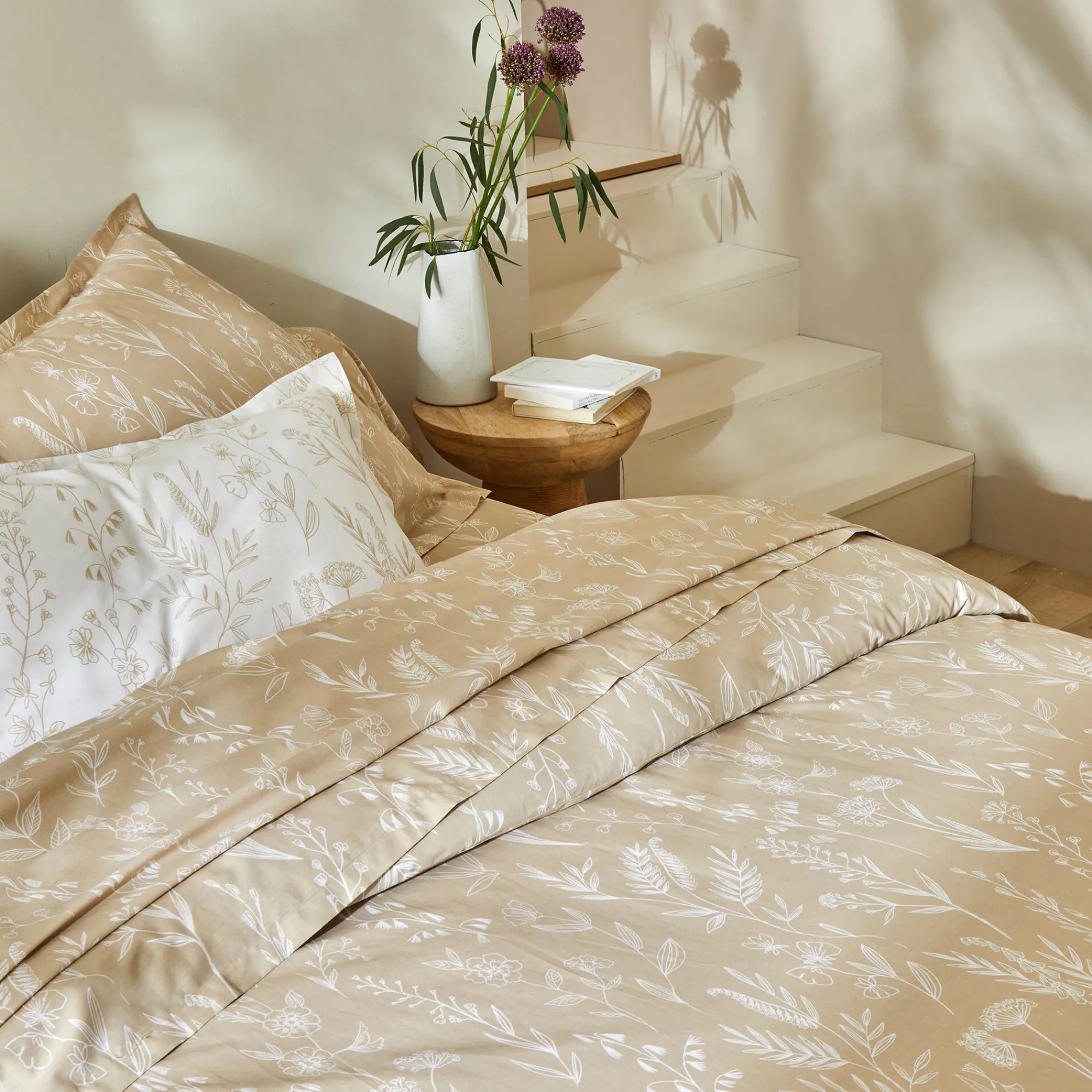 Fantasie Bedlinnen|Dekbedovertrek<Colombine Bedlinnen Alessia in katoen met bloemenprint zandkleur