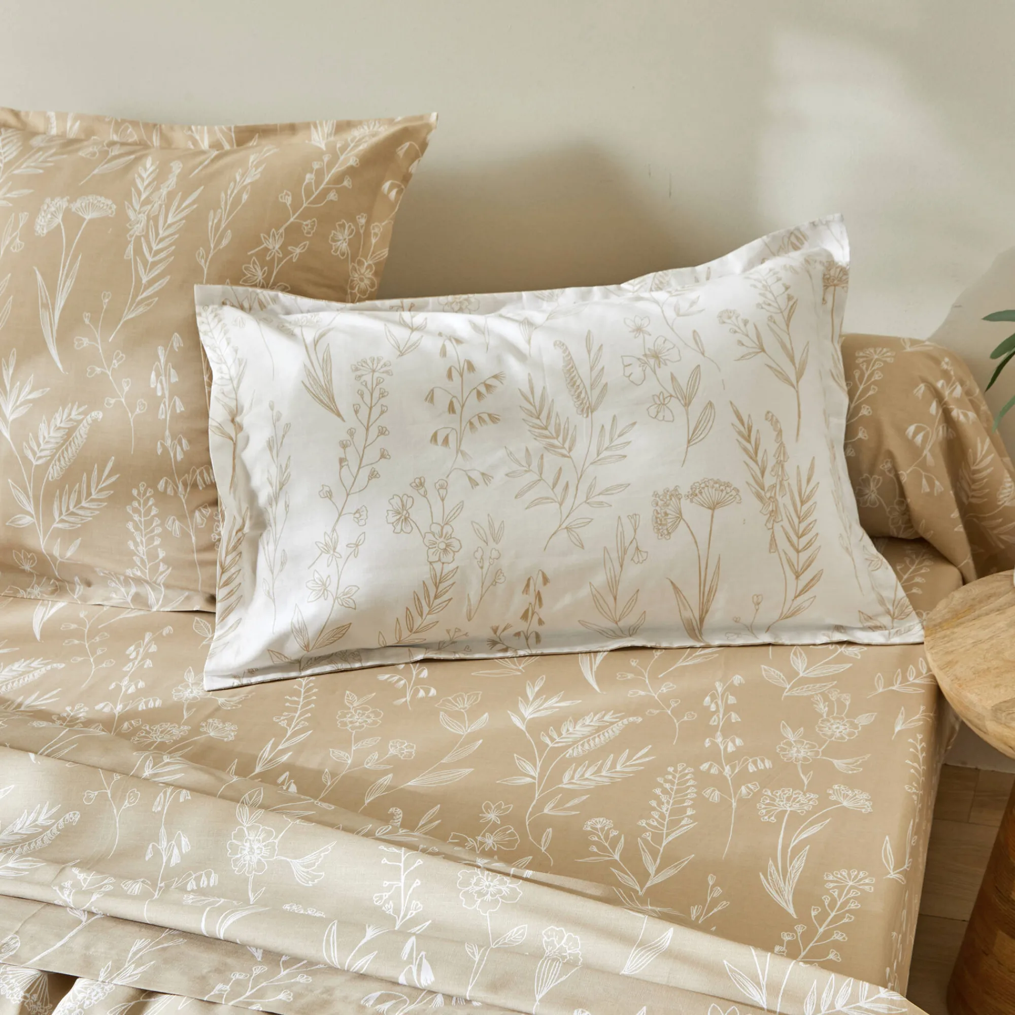 Fantasie Bedlinnen|Dekbedovertrek<Colombine Bedlinnen Alessia in katoen met bloemenprint zandkleur