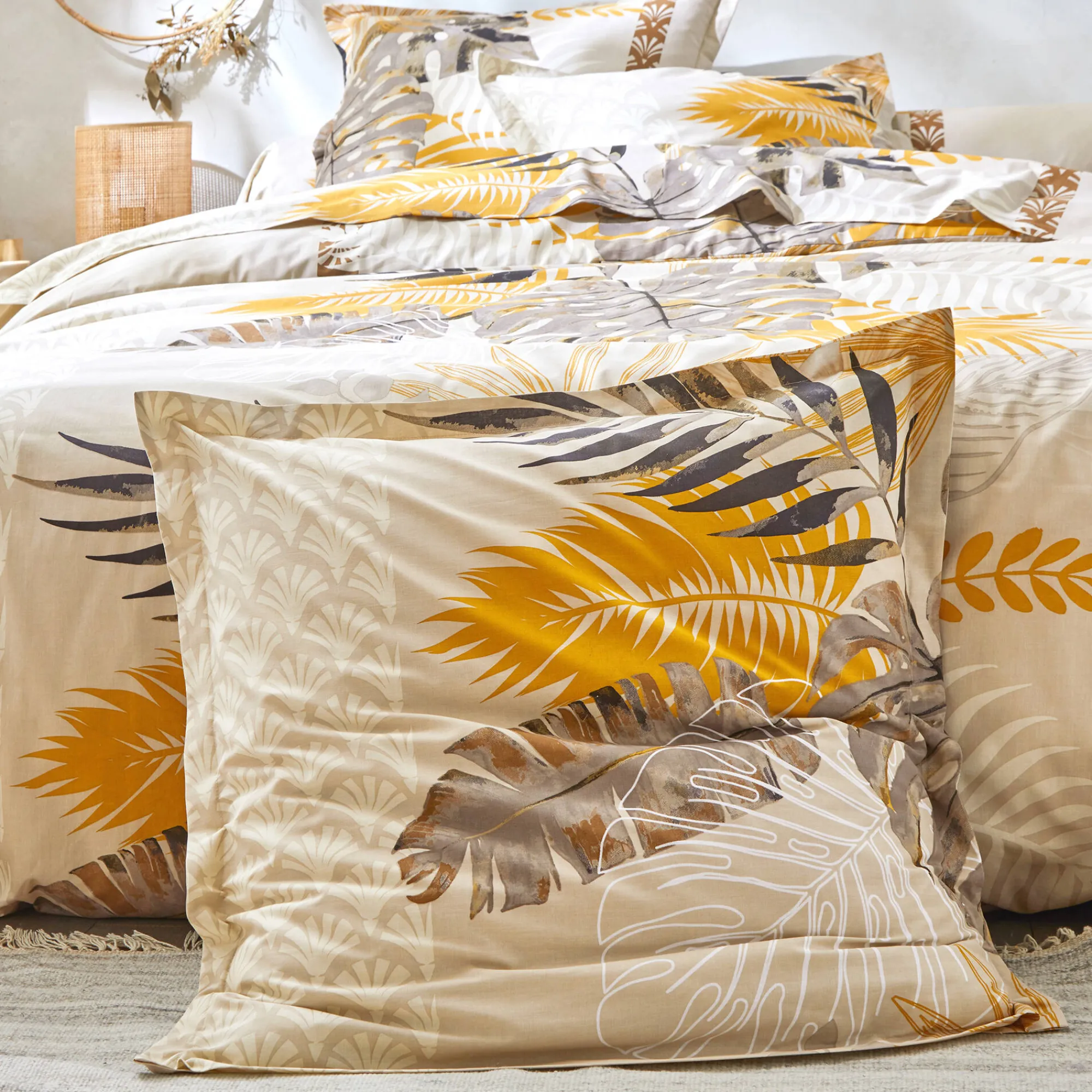 Fantasie Bedlinnen|Vlak Laken<Colombine Bedlinnen Cayenne, in katoen met palmboomprint beige