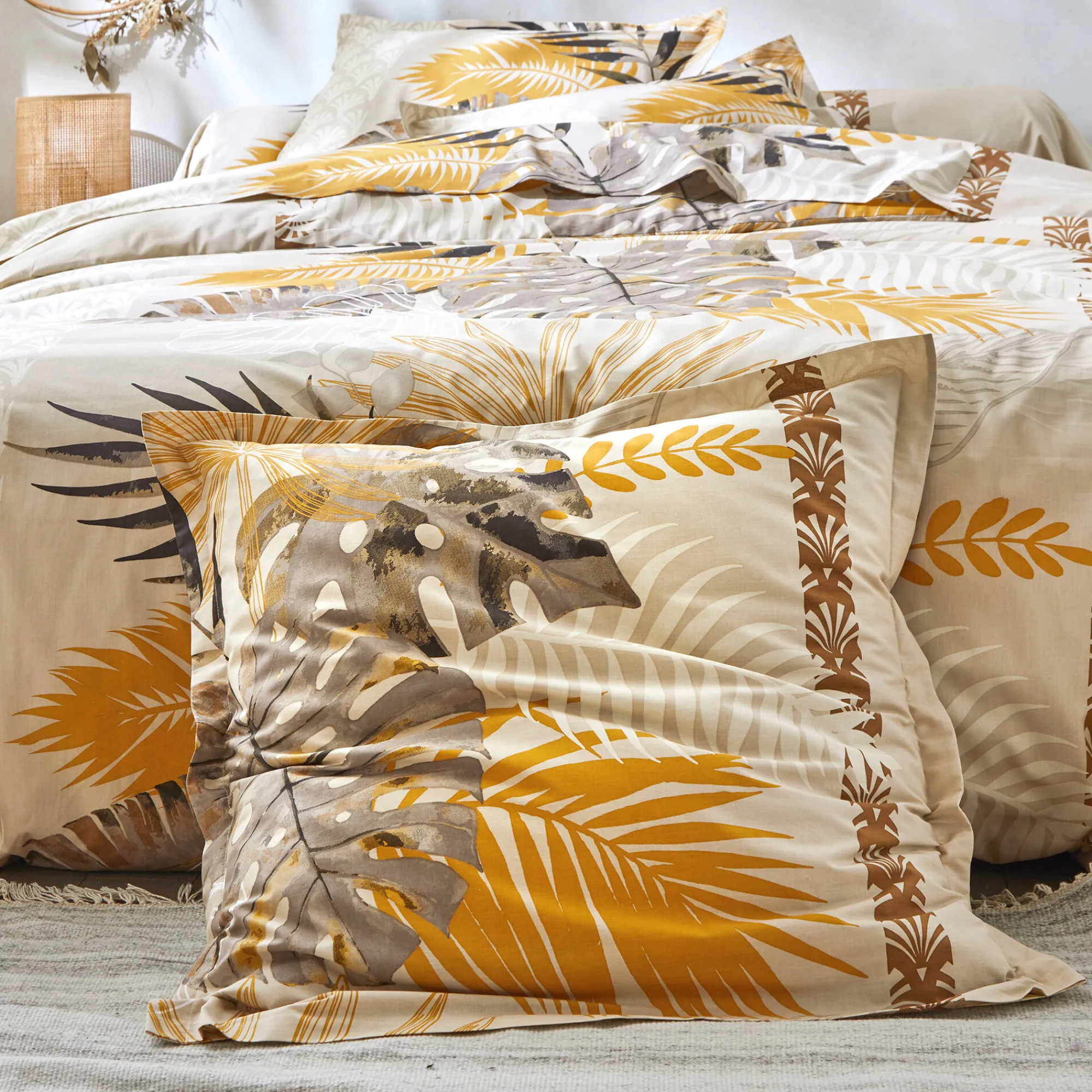 Fantasie Bedlinnen|Vlak Laken<Colombine Bedlinnen Cayenne, in katoen met palmboomprint beige