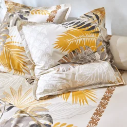 Fantasie Bedlinnen|Vlak Laken<Colombine Bedlinnen Cayenne, in katoen met palmboomprint beige