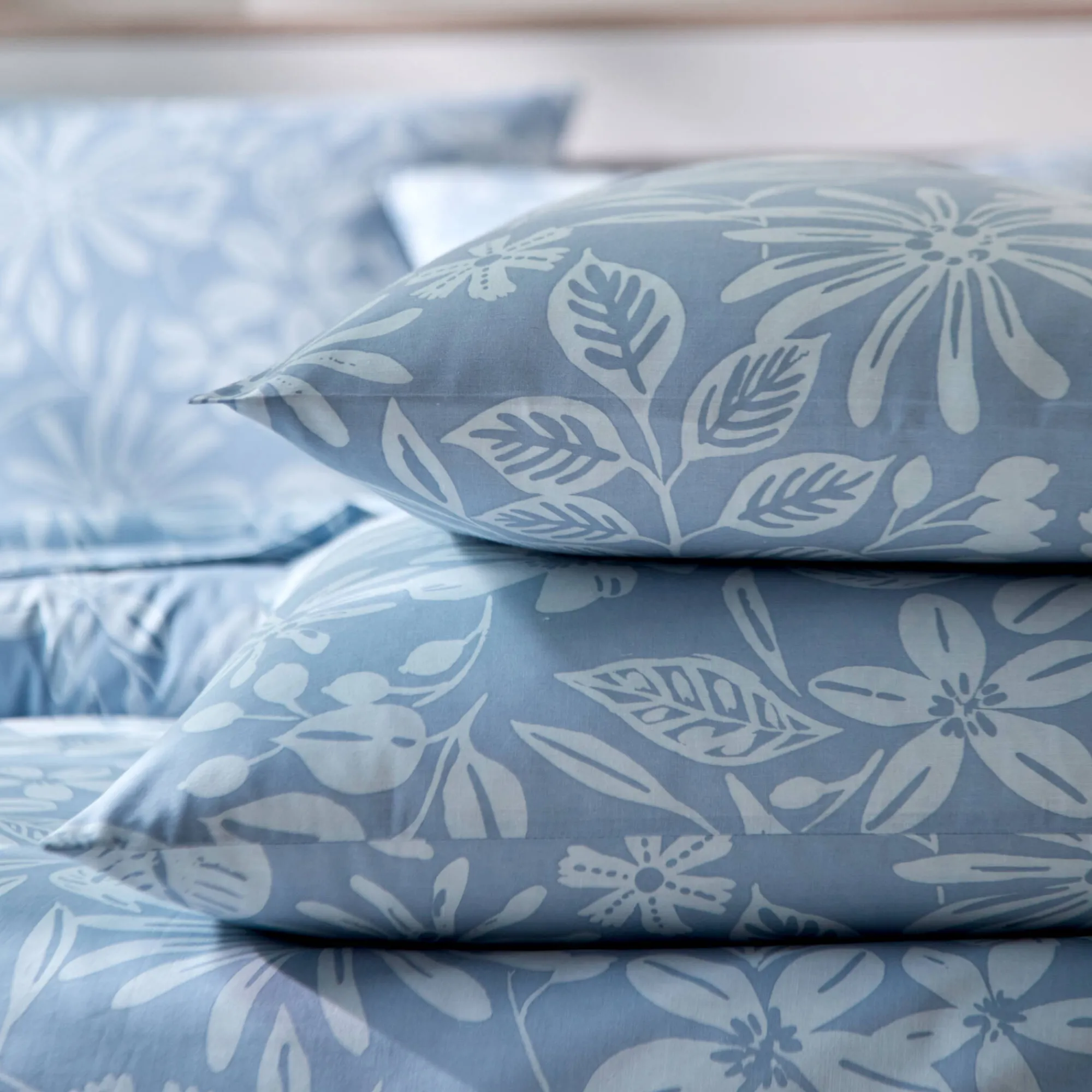 Fantasie Bedlinnen|Vlak Laken<Blancheporte Bedlinnen Céline, in katoen met bloemenprint grijsblauw