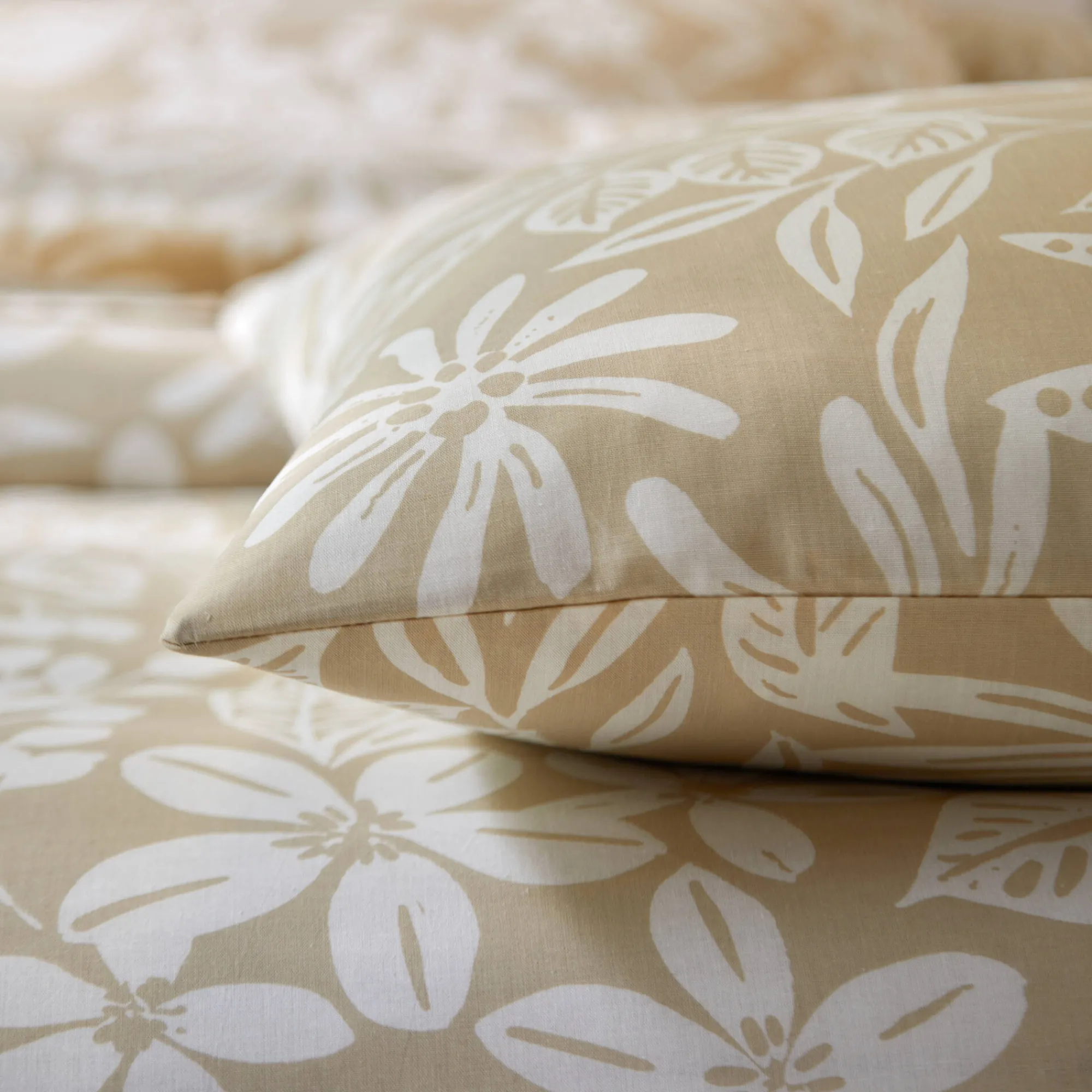 Fantasie Bedlinnen|Vlak Laken<Blancheporte Bedlinnen Céline, in katoen met bloemenprint zandkleur