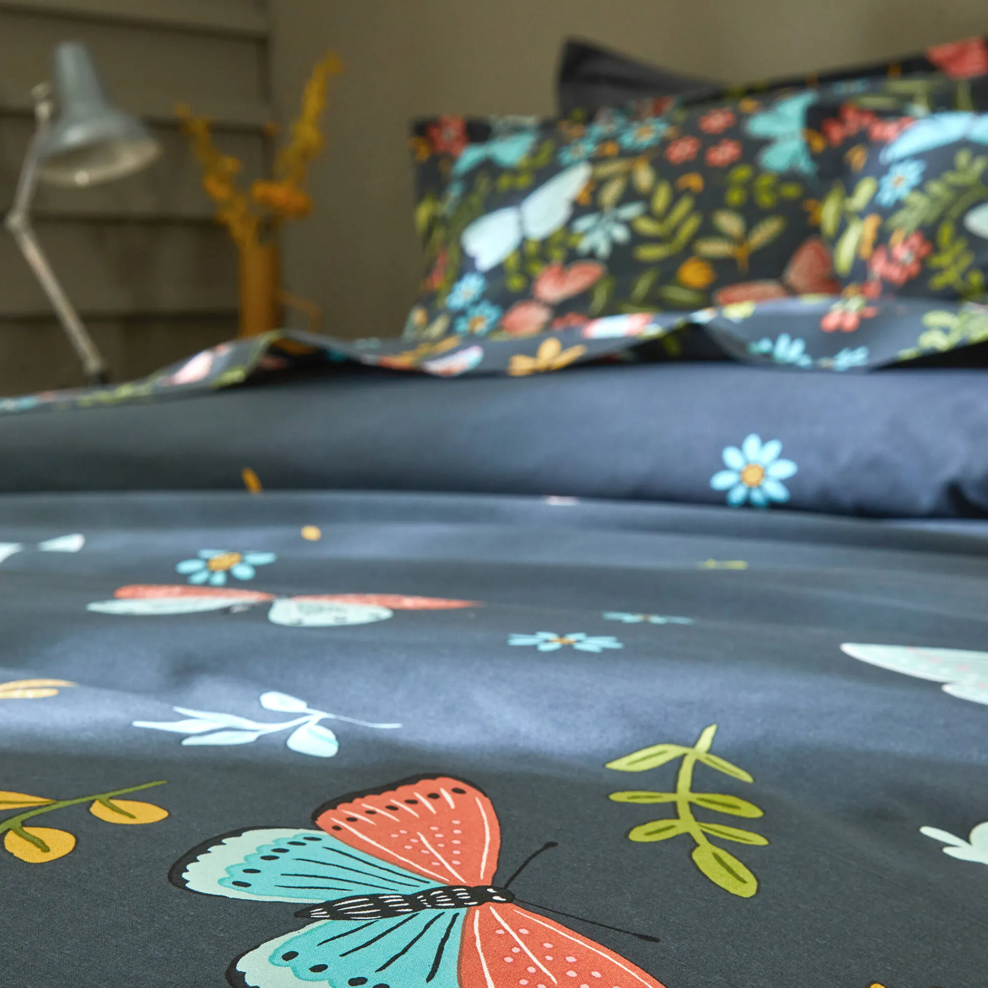 Fantasie Bedlinnen|Vlak Laken<Colombine Bedlinnen Envolée in katoen met vlindermotieven marineblauw