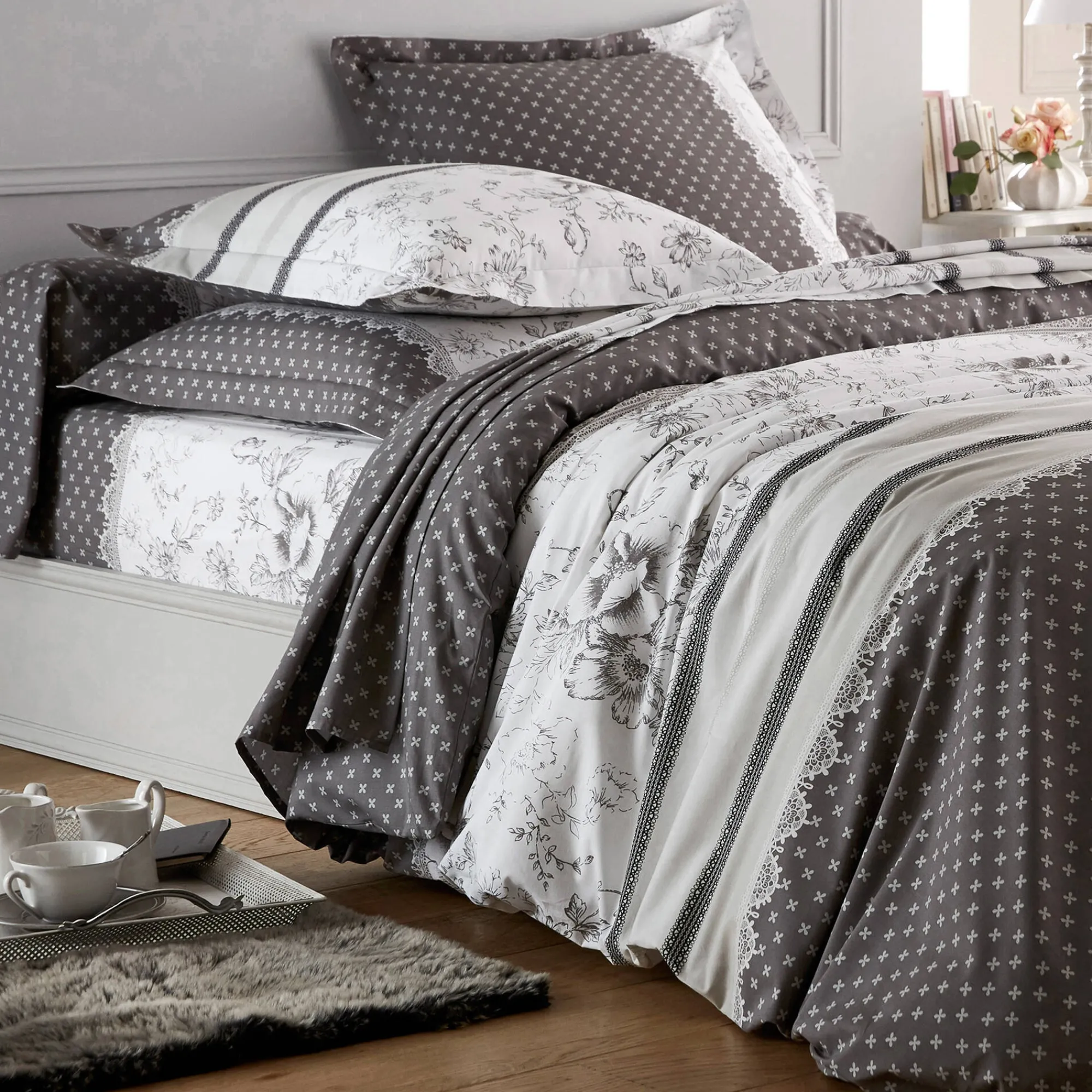Fantasie Bedlinnen|Vlak Laken<Colombine Bedlinnen Gabrielle in flanel met bloemenprint en kant grijs