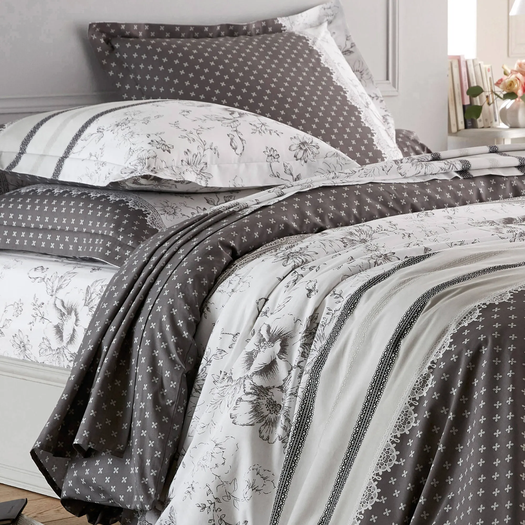 Fantasie Bedlinnen|Vlak Laken<Colombine Bedlinnen Gabrielle in flanel met bloemenprint en kant grijs