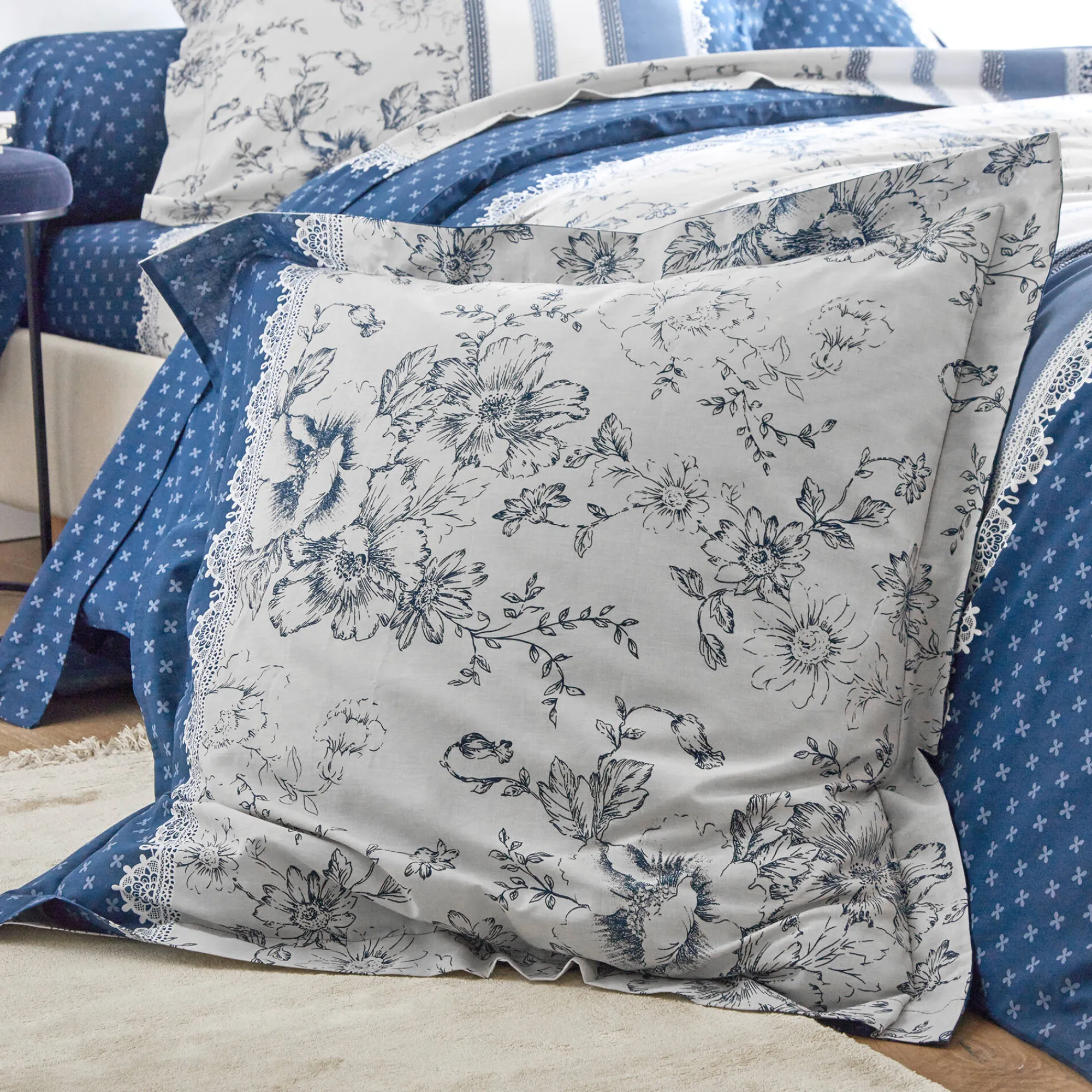 Fantasie Bedlinnen|Vlak Laken<Colombine Bedlinnen Gabrielle in flanel met bloemenprint en kant marineblauw