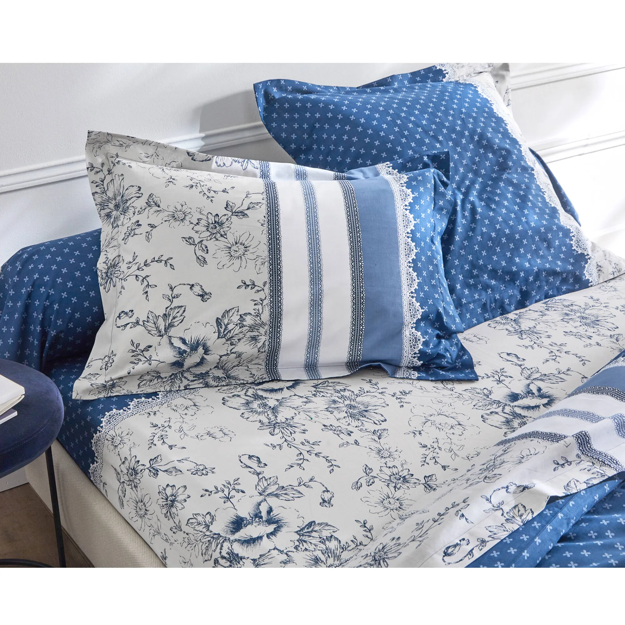 Fantasie Bedlinnen|Vlak Laken<Colombine Bedlinnen Gabrielle in flanel met bloemenprint en kant marineblauw