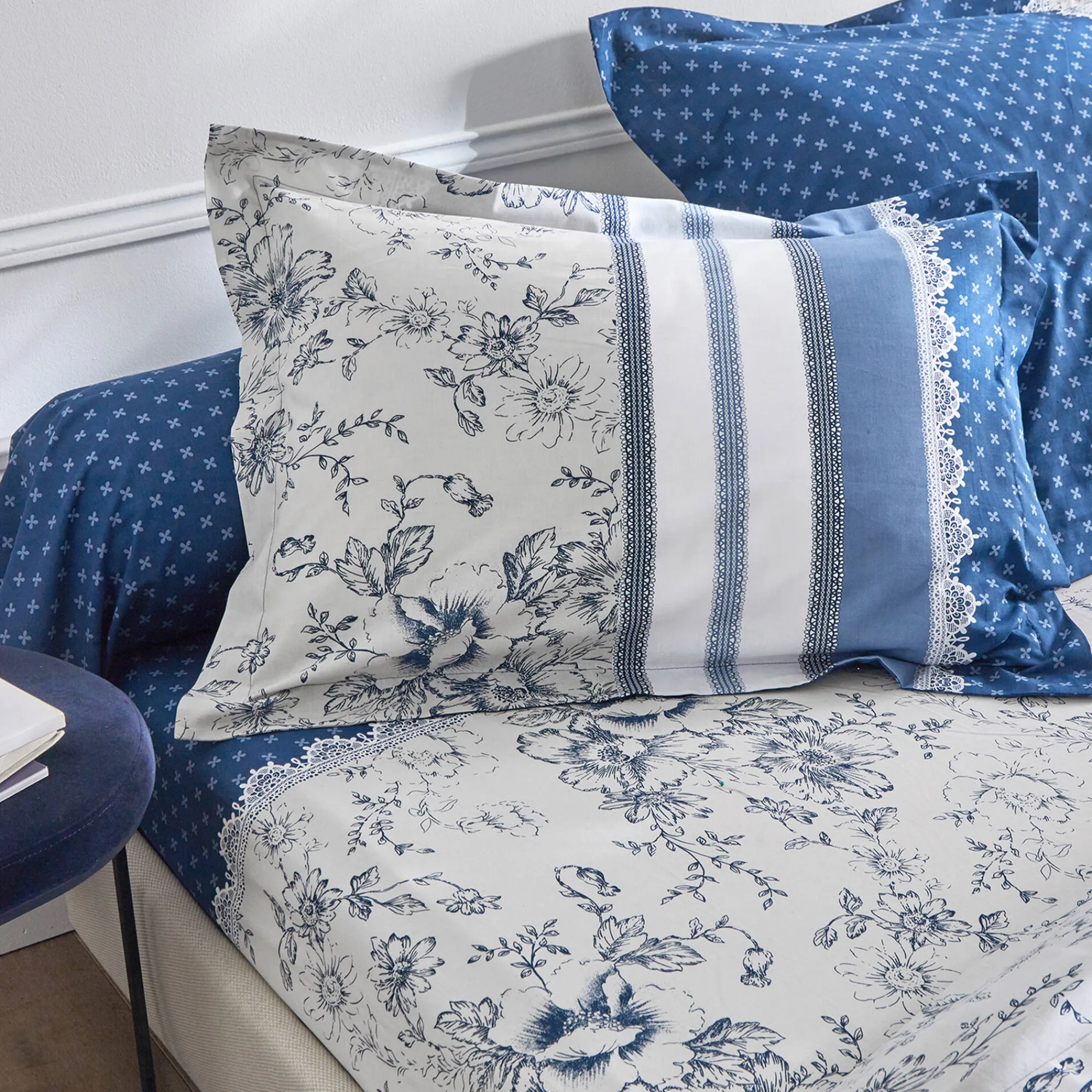 Fantasie Bedlinnen|Vlak Laken<Colombine Bedlinnen Gabrielle in flanel met bloemenprint en kant marineblauw