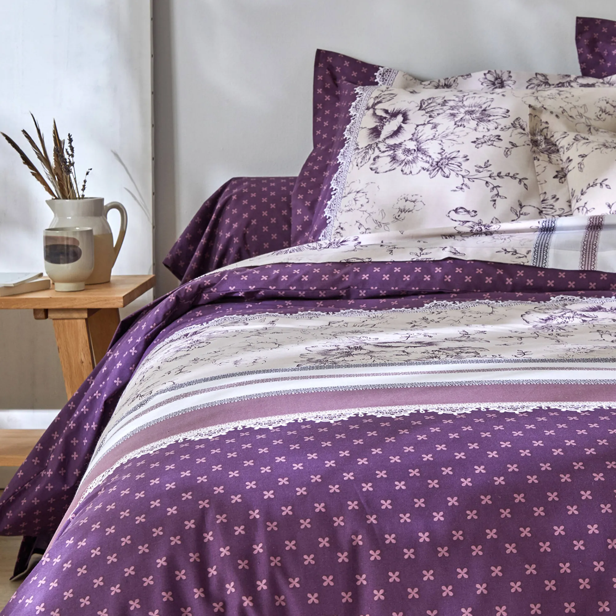 Fantasie Bedlinnen|Vlak Laken<Colombine Bedlinnen Gabrielle in flanel met bloemenprint en kant pruim