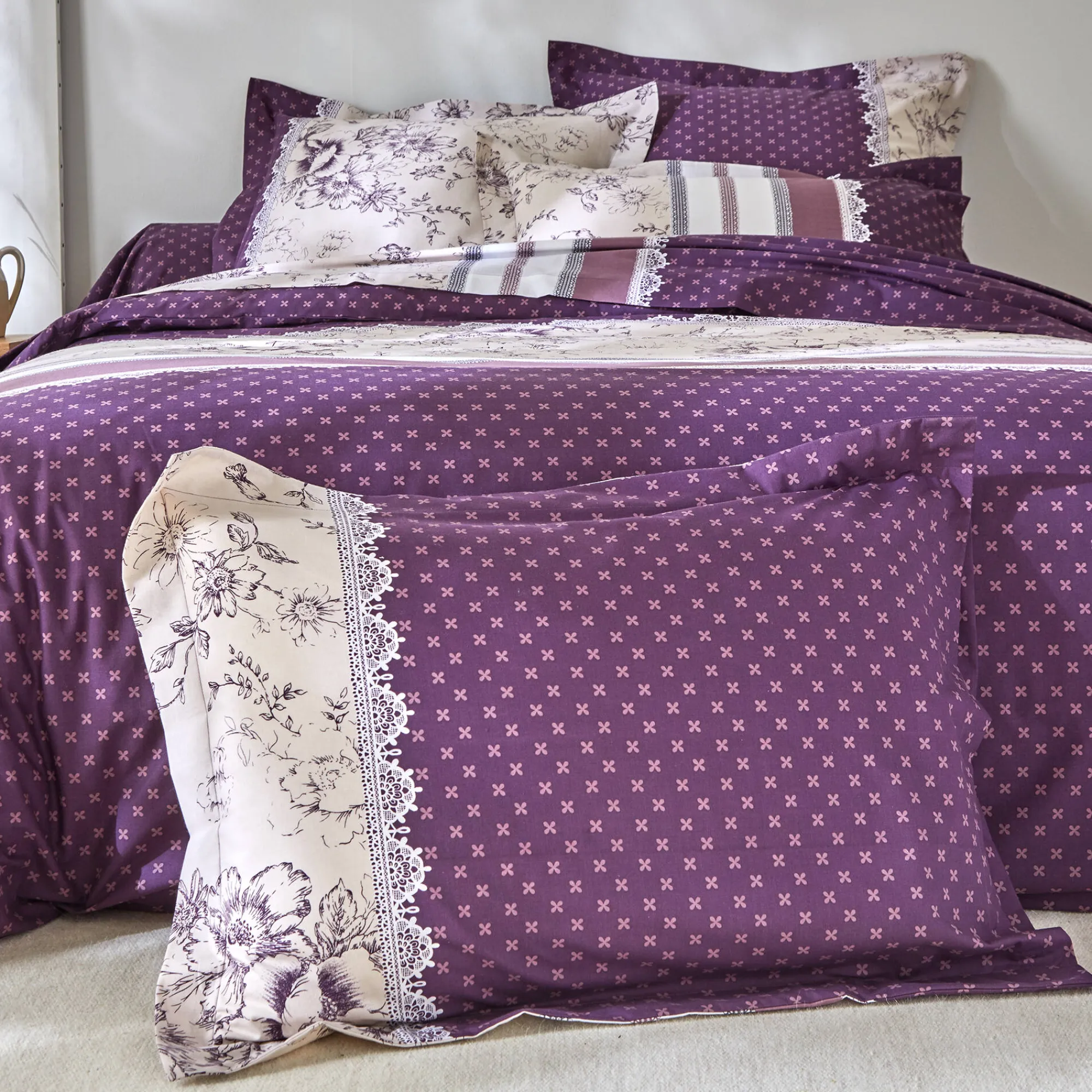 Fantasie Bedlinnen|Vlak Laken<Colombine Bedlinnen Gabrielle in flanel met bloemenprint en kant pruim