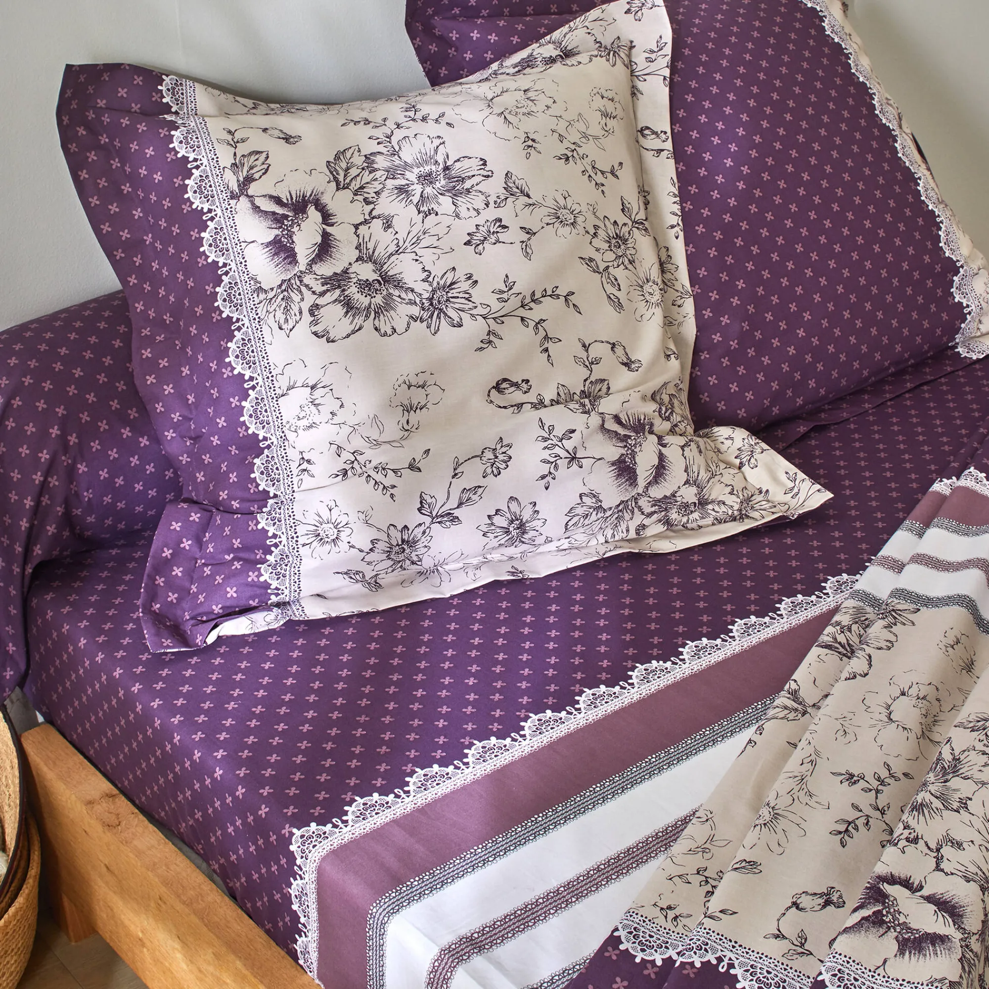 Fantasie Bedlinnen|Vlak Laken<Colombine Bedlinnen Gabrielle in flanel met bloemenprint en kant pruim