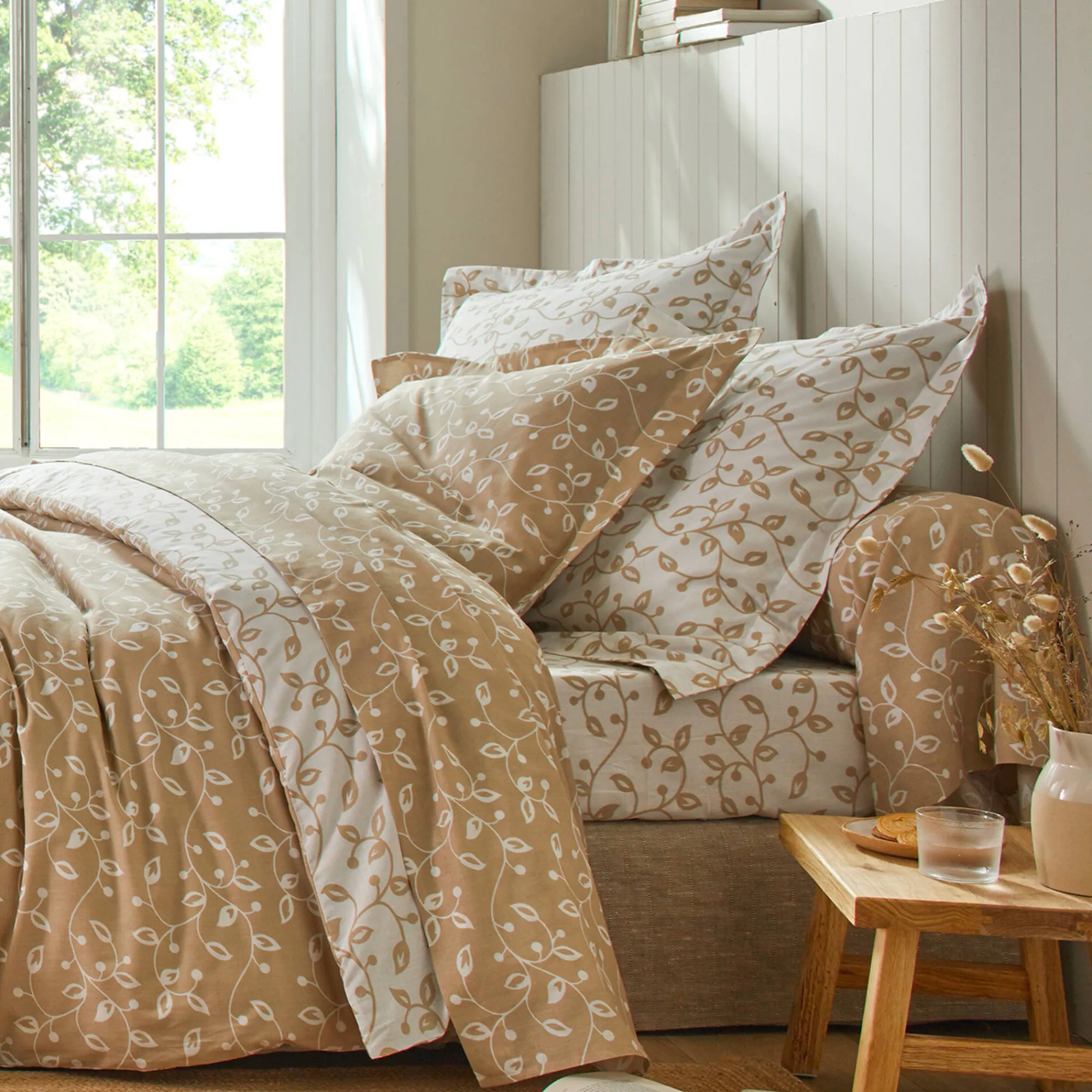 Fantasie Bedlinnen|Vlak Laken<Blancheporte Bedlinnen Héritage in flanel met krulmotieven<br> wit / beige