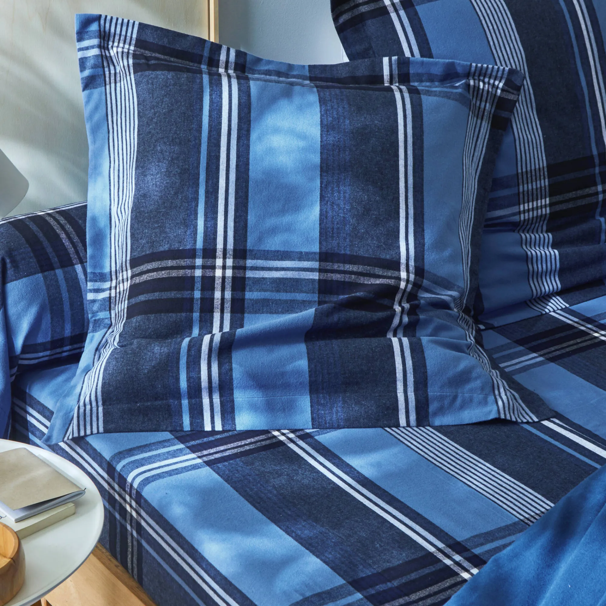 Fantasie Bedlinnen|Vlak Laken<Colombine Bedlinnen in flanel Scott, ingeweven motieven blauw