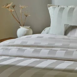 Effen Bedlinnen|Vlak Laken<Colombine Bedlinnen in gestreept satijn lichtbeige