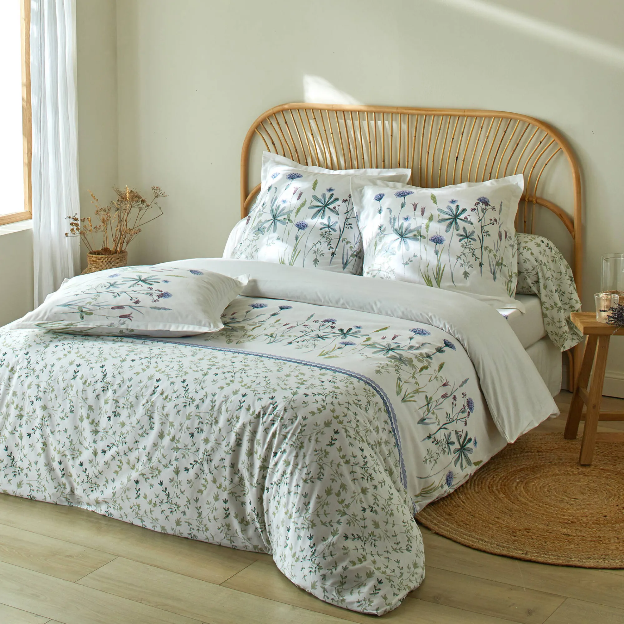 Fantasie Bedlinnen|Vlak Laken<Colombine Bedlinnen Julie in katoen met plantenprint wit / blauw