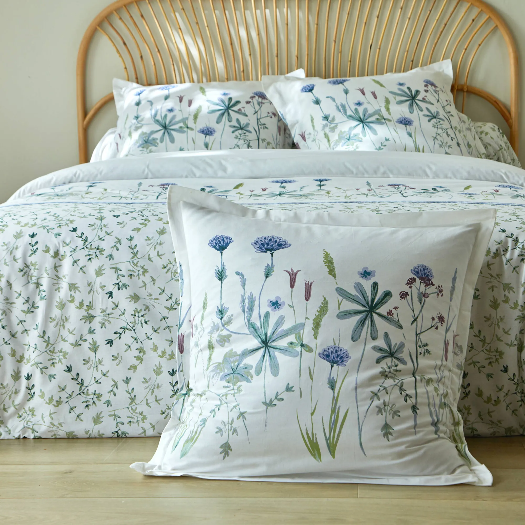 Fantasie Bedlinnen|Vlak Laken<Colombine Bedlinnen Julie in katoen met plantenprint wit / blauw