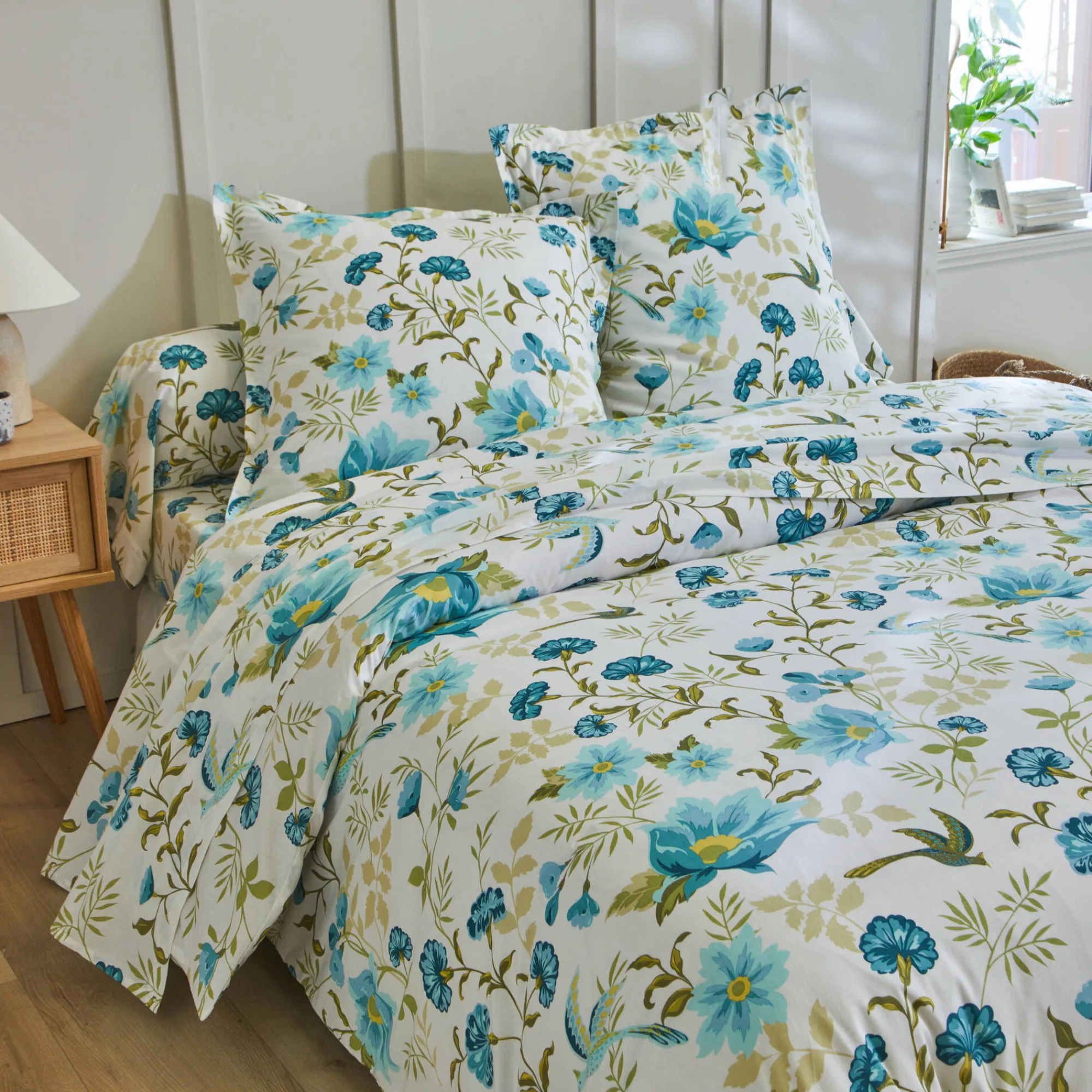 Fantasie Bedlinnen|Vlak Laken<Colombine Bedlinnen Lola met bloemenprint - in katoen blauw / wit