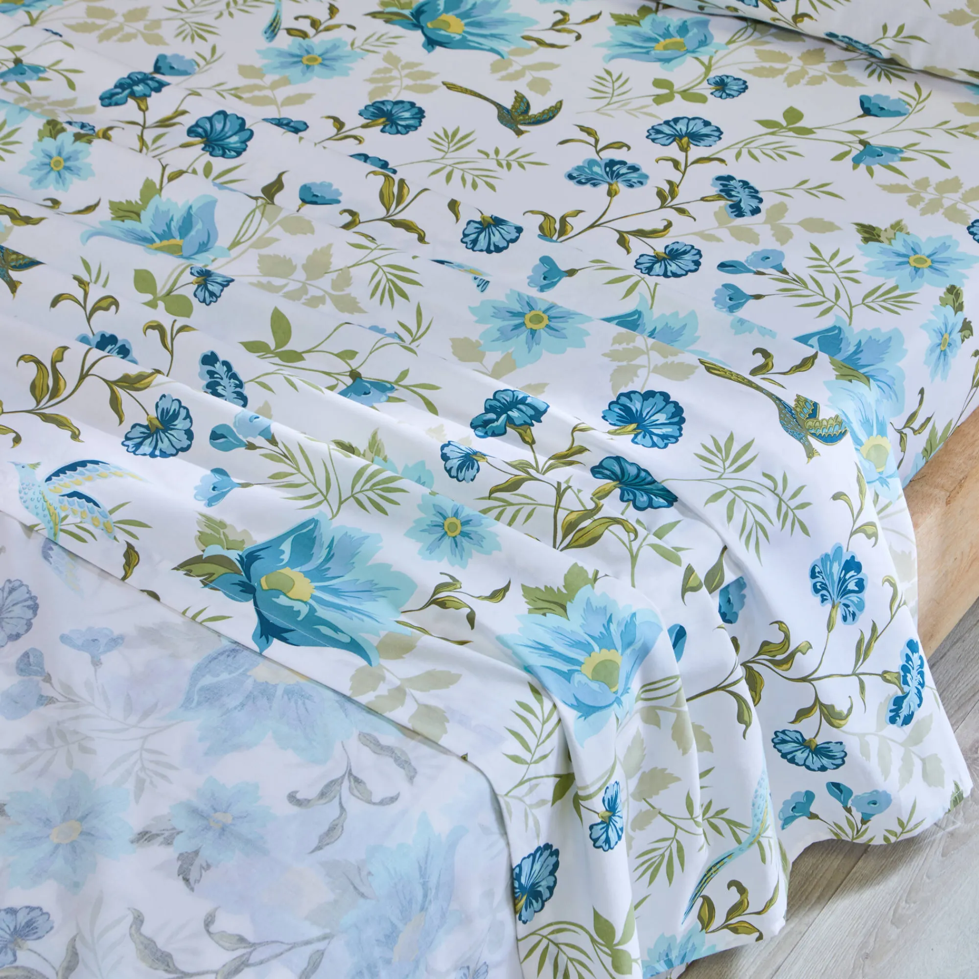 Fantasie Bedlinnen|Vlak Laken<Colombine Bedlinnen Lola met bloemenprint - in katoen blauw / wit