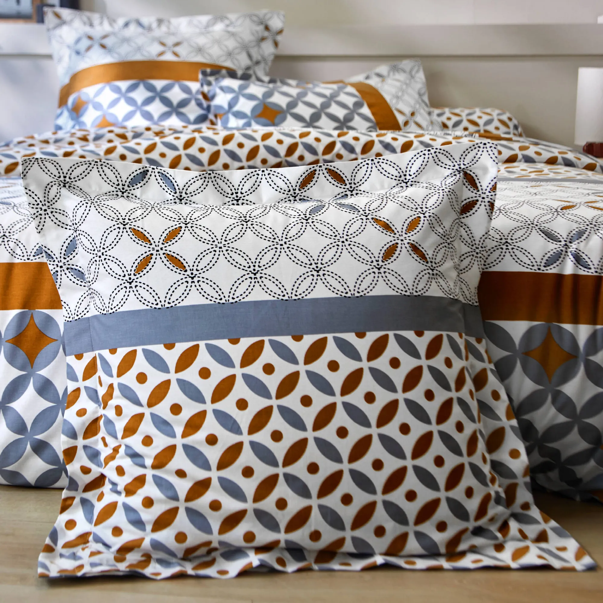 Fantasie Bedlinnen|Vlak Laken<Colombine Bedlinnen Marlox in katoen met geometrische motieven grijs / karamel