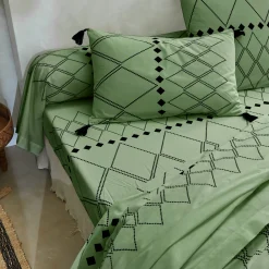 Fantasie Bedlinnen|Kussensloop<Blancheporte Bedlinnen Massai, in katoen met grafische motieven, afgewerkt met pompons olijfgroen