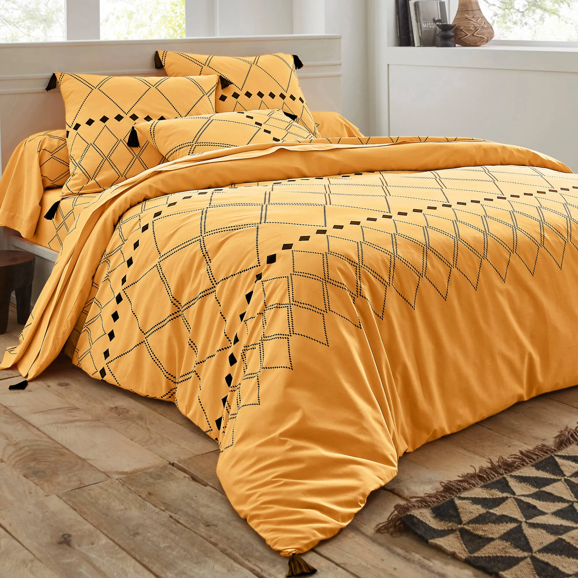 Fantasie Bedlinnen|Vlak Laken<Blancheporte Bedlinnen Massai, in katoen met grafische motieven, afgewerkt met pompons kerrie