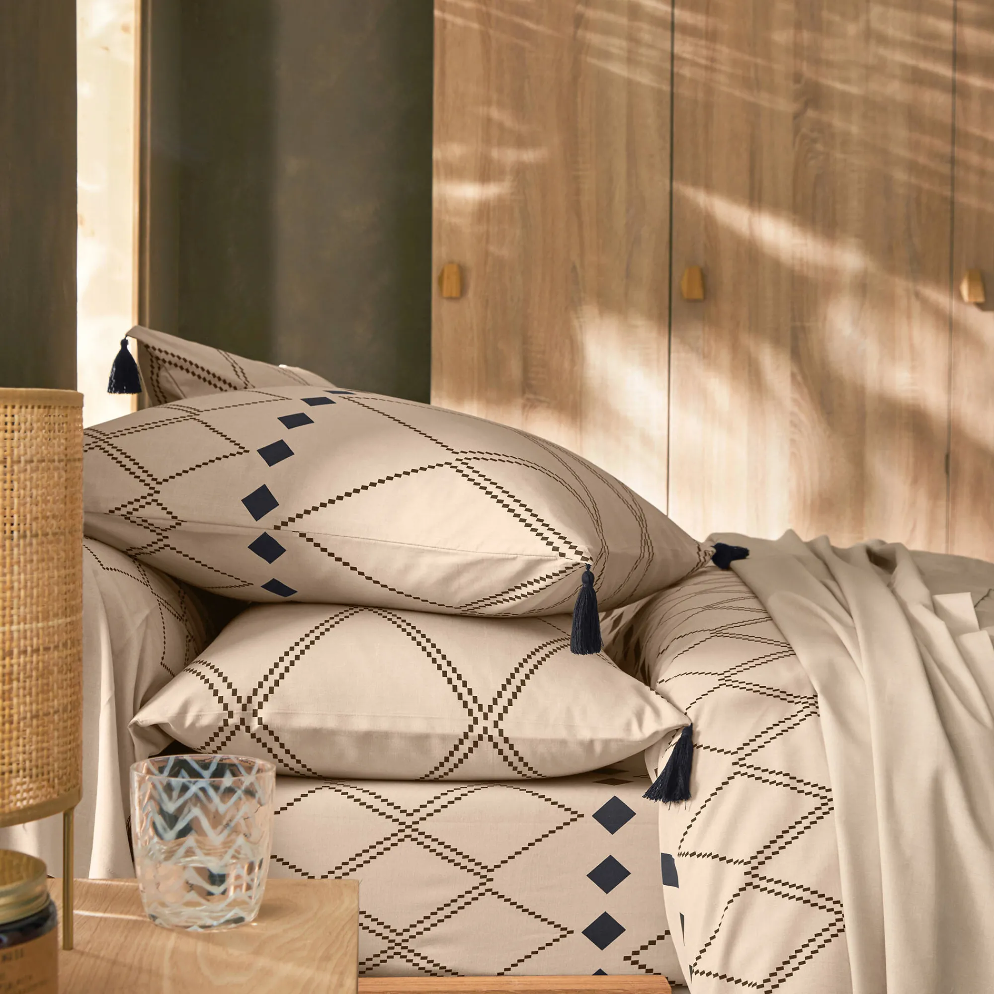 Fantasie Bedlinnen|Vlak Laken<Blancheporte Bedlinnen Massai, in katoen met grafische motieven, afgewerkt met pompons beige