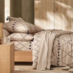 Fantasie Bedlinnen|Vlak Laken<Blancheporte Bedlinnen Massai, in katoen met grafische motieven, afgewerkt met pompons beige