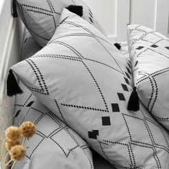 Fantasie Bedlinnen|Vlak Laken<Blancheporte Bedlinnen Massai, in katoen met grafische motieven, afgewerkt met pompons grijs