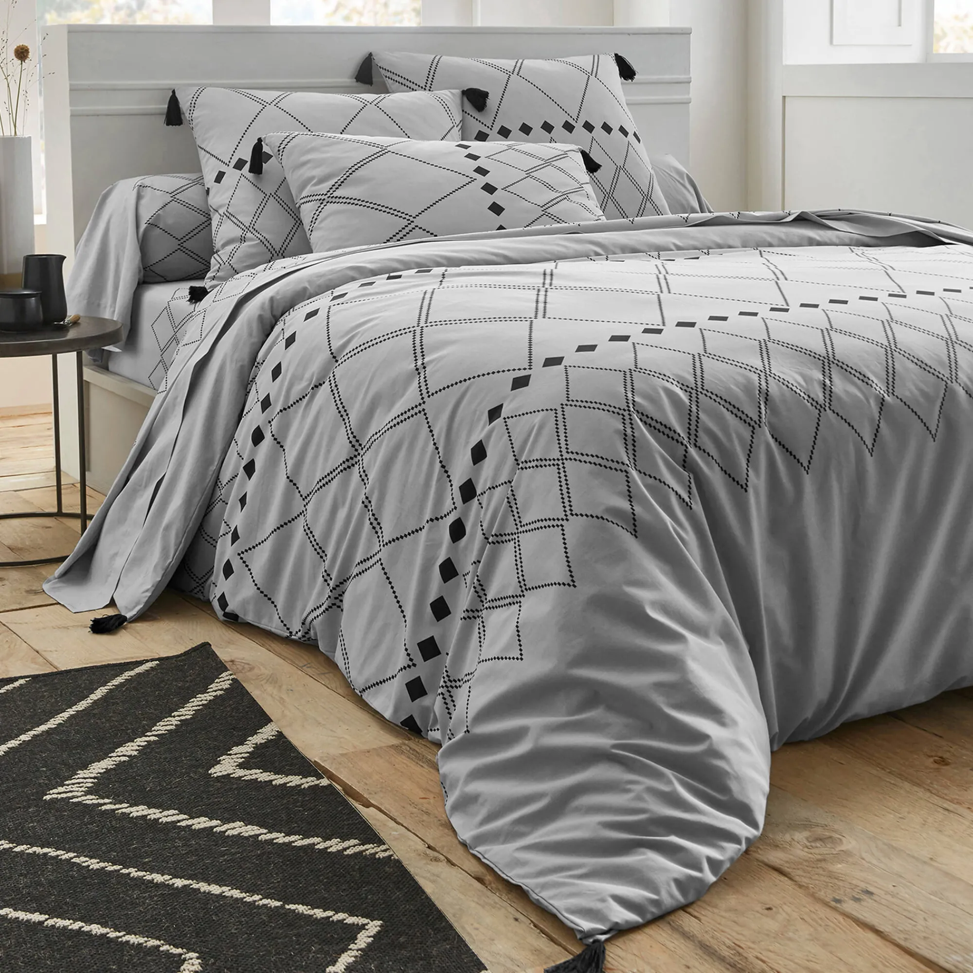 Fantasie Bedlinnen|Vlak Laken<Blancheporte Bedlinnen Massai, in katoen met grafische motieven, afgewerkt met pompons grijs
