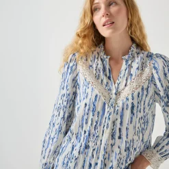 Bloes En Tuniek<Blancheporte Bedrukte bloes met knopen in tetrastof en macramé wit / blauw